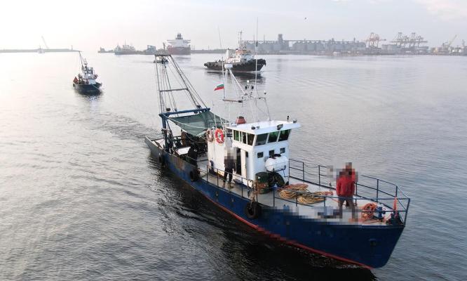 Trei pescadoare bulgărești au fost depistate la pescuit ilegal în Marea Neagră. Video