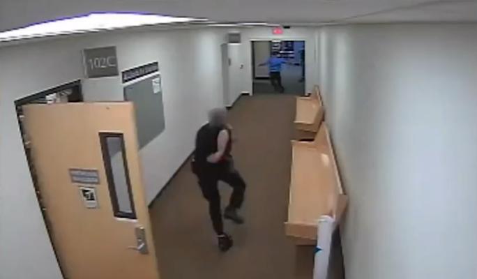 Momentul în care un suspect de crimă reușește să evadeze din sala de judecată Video