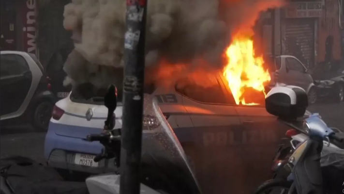 Scene de război pe străzile din Napoli, între suporteri și forțele de ordine. Video 