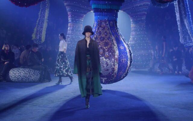 Dior reinterpretează în cheie modernă stiluri din anii 1950 la Săptămâna Modei de la Paris