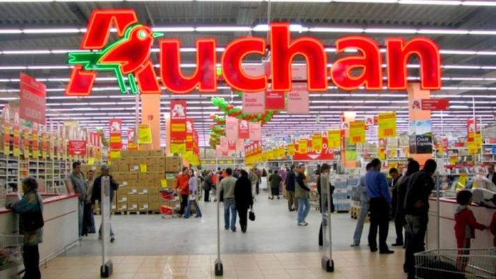 Românii, scoși din sărite de Auchan: Se vor găsi unii să curețe WC-uri pentru reducere
