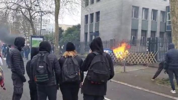 Haos în Franța, din cauza reformei pensiilor: Protestatarii dau foc secțiilor de poliție. Video