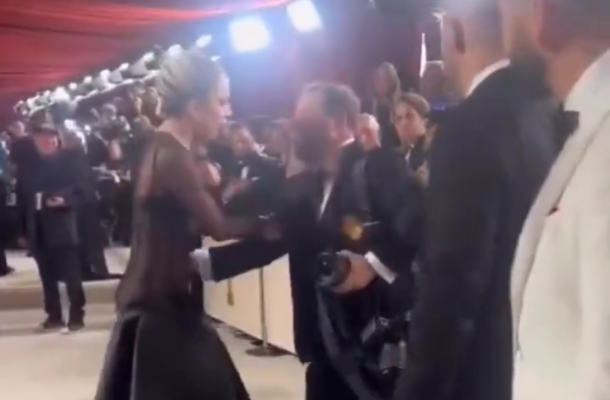 Oscar 2023: Un fotograf cade chiar lângă Lady Gaga. Cum a reacționat artista. Video