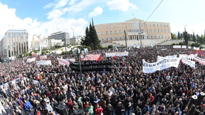 Manifestanţii greci au aruncat cu cockail-uri Molotov în faţa Parlamentului