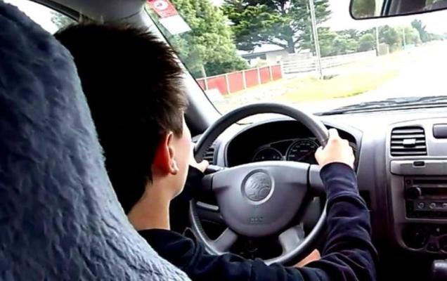 Minor de 17 ani, prins fără permis la volanul unei mașini, în Lumina