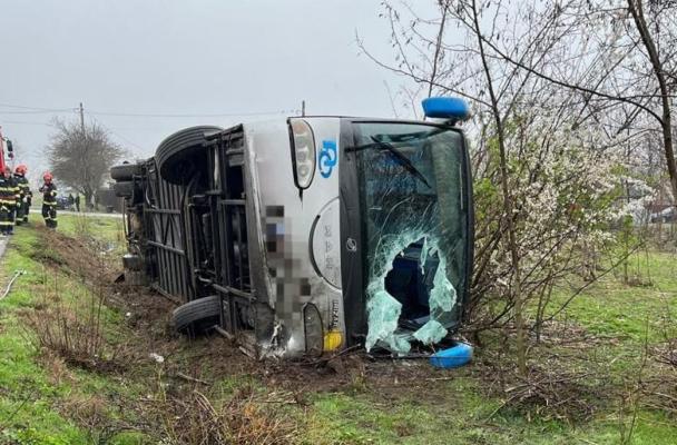 Un autocar s-a răsturnat; 11 persoane au suferit atacuri de panică