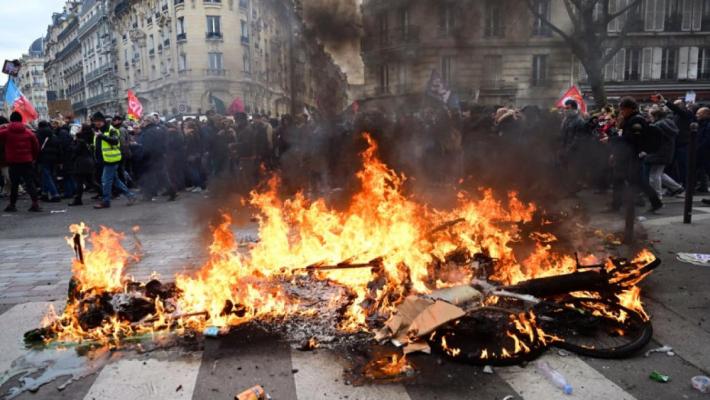 Protestele din Franța au degenerat din nou în lupte de stradă
