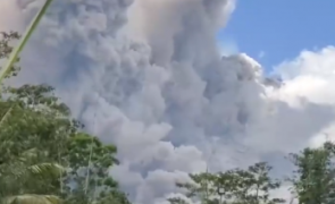 Un mare vulcan a început să erupă