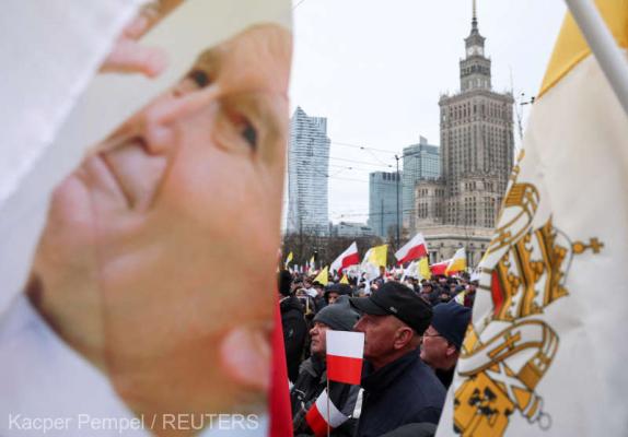 Mii de polonezi au manifestat pentru a apăra reputaţia fostului papă Ioan Paul al II-lea