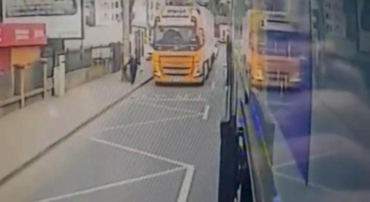 Femeie, lovită de TIR: se grăbea sa prindă tramvaiul