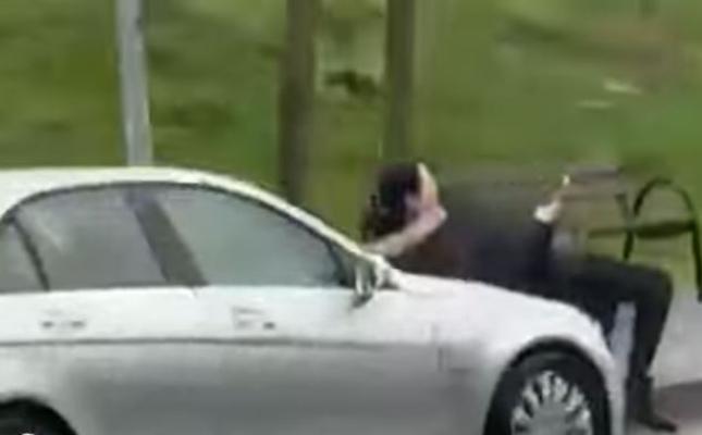 După o ceartă în trafic, o șoferiță ia o femeie pe capotă și o aruncă pe jos. Video