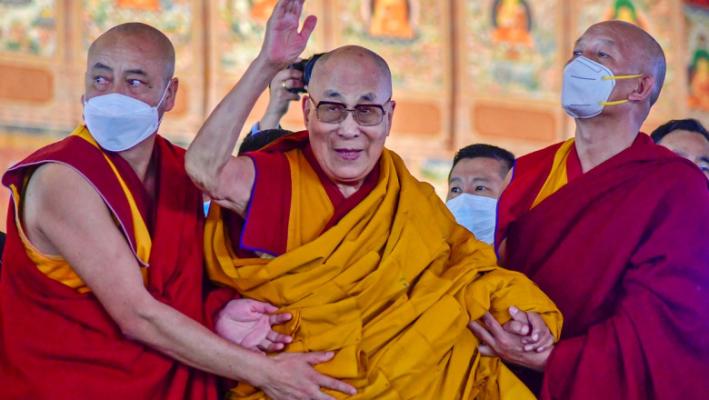 Șeful guvernului în exil al Tibetului îl apără pe Dalai Lama în scandalul copilului sărutat  