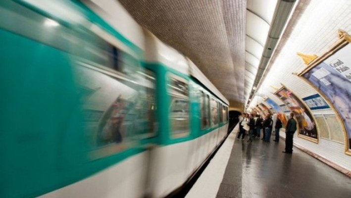 O femeie a murit în metroul din Paris după ce haina i-a fost prinsă în uşa unui vagon