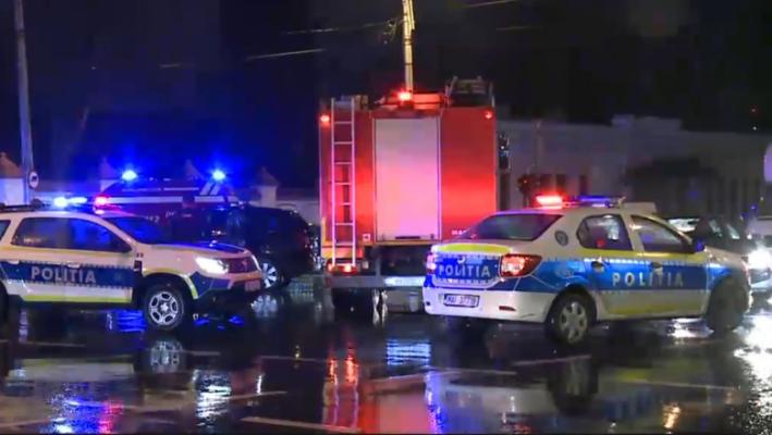 O ambulanță s-a răsturnat în București. Cinci oameni au fost răniți