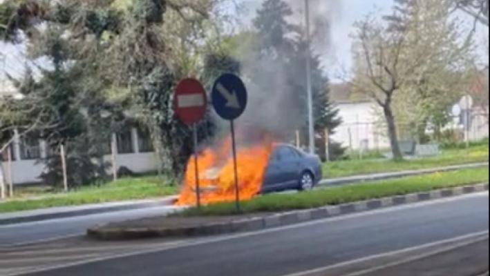 O mașină a luat foc în mers, în Arad