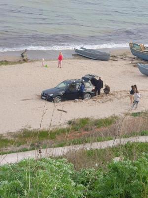 Un șofer a intrat cu mașina pe plajă și a rămas împotmolit în nisip 