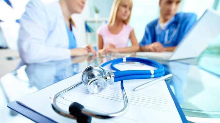 Studiu: 6 din 10 români au renunţat la servicii medicale sau au amânat vizita la medic din cauza creşterii preţurilor