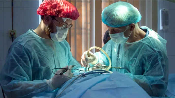 Un bebeluș a murit pe masa de operație după ce un chirurg i-a tăiat din greșeală aorta