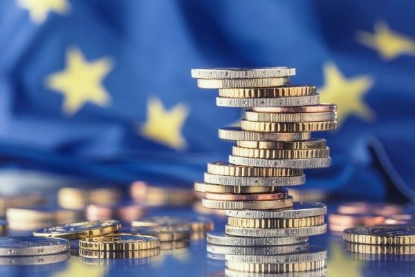 UE a înregistrat în aprilie un deficit al balanţei comerciale de 14,1 miliarde de euro