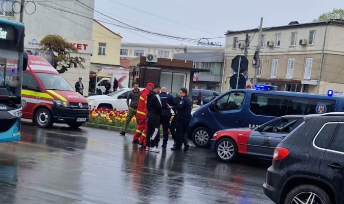 Un scandalagiu voia să intre cu un cuţit în Primăria Mangalia, amenințând că se sinucide