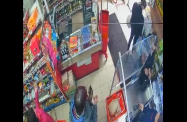 Două femei sunt căutate, după ce au furat cumpărăturile unui client. Video