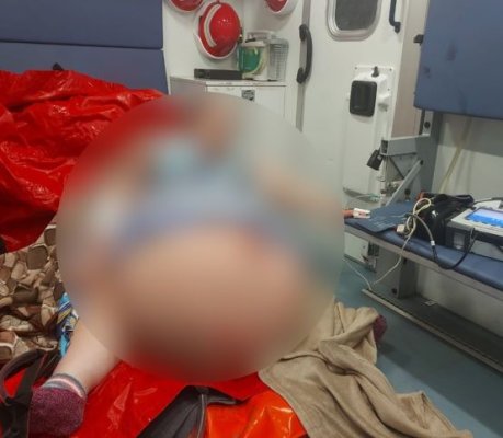 Femeie supraponderală, refuzată de trei spitale, ținută pe jos, în mașina de pompieri. Video