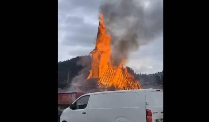 O biserică din lemn, din Borșa, arde din temelii, chiar în Duminica Floriilor