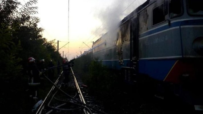 Un nou incident pe căile ferate: locomotiva unui tren de marfă a luat foc în gară