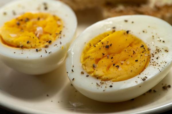 Nutriționist: Cum mănânci oul fiert pentru a nu cădea greu la fiere