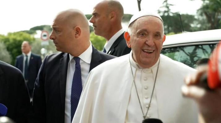 Papa Francisc participă la slujba din Duminica Floriilor, în Piaţa Sfântul Petru, la o zi după externare