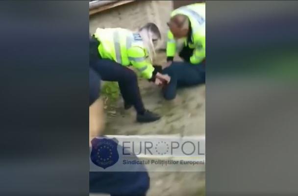 Poliţişti bătuţi cu pumnii şi picioarele după ce au intervenit la un apel 112. Video