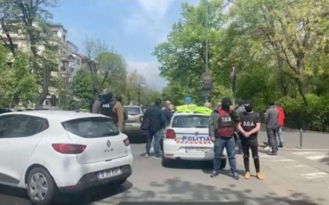 Cei doi polițiști care au luat mită în centrul Bucureștiului, plasați în arest la domiciliu