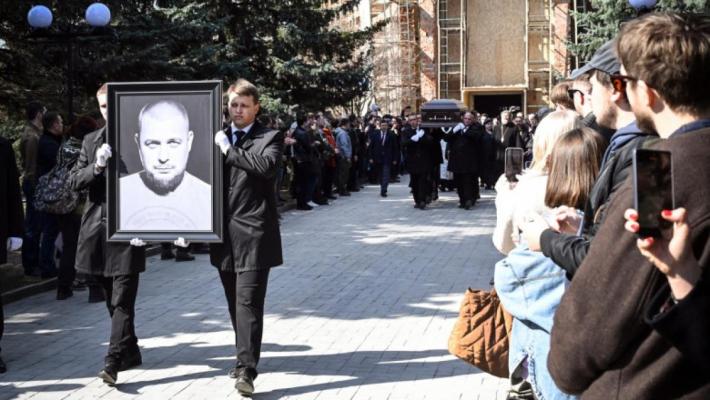 Sute de oameni la înmormântarea bloggerului militar rus Tatarski