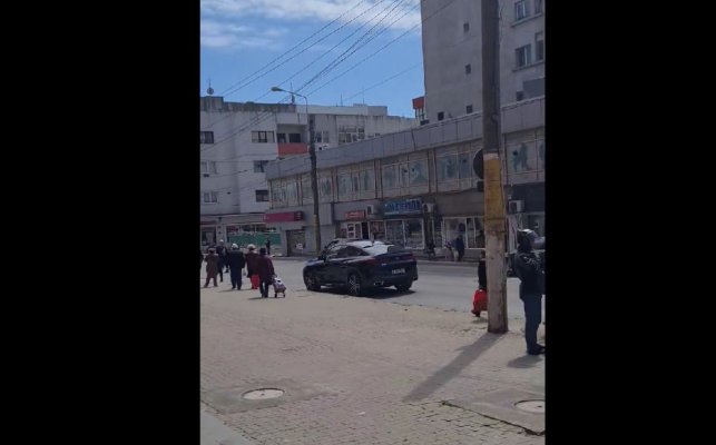 Cine i-o fi dat permisul?! Și-a parcat mașina pe contrasens. Video