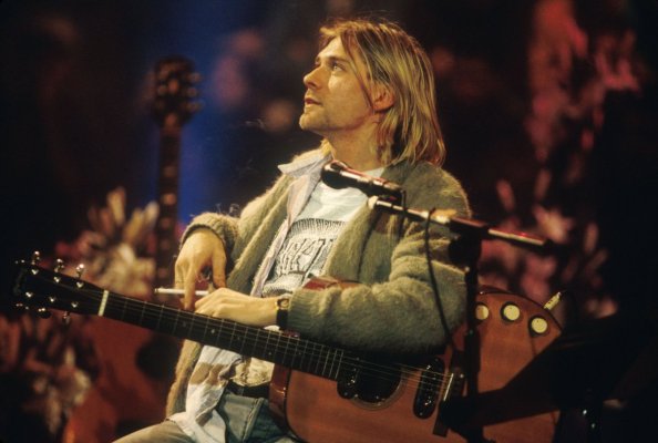 O chitară spartă pe scenă de Kurt Cobain, vândută pentru 600.000 de dolari la licitaţie în SUA