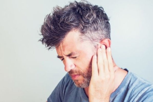 Ce să faci dacă simţi că îţi vâjâie urechile? Tratamente naturiste pentru tinitus