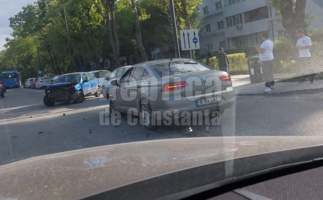 Coliziune între 2 autoturisme, pe bulevardul Lăpușneanu