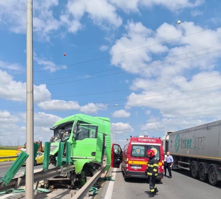 Un TIR a intrat într-un parapet, pe A4, după ce i-a explodat un cauciuc