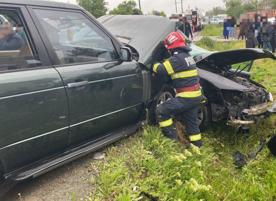 Coliziune între 2 mașini, în localitatea Sintești. Două persoane au ajuns la spital