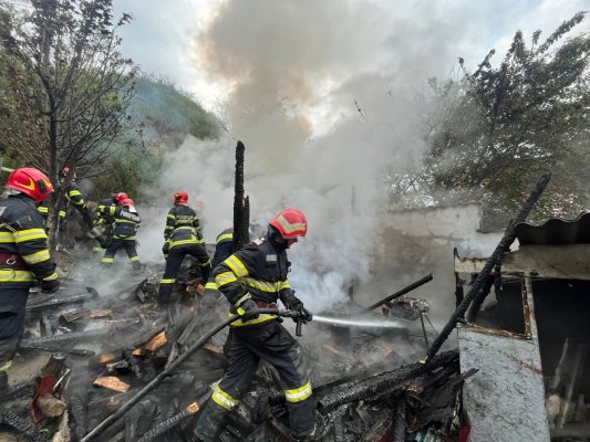 Incendiu la o anexă gospodărească din Tulcea. Video