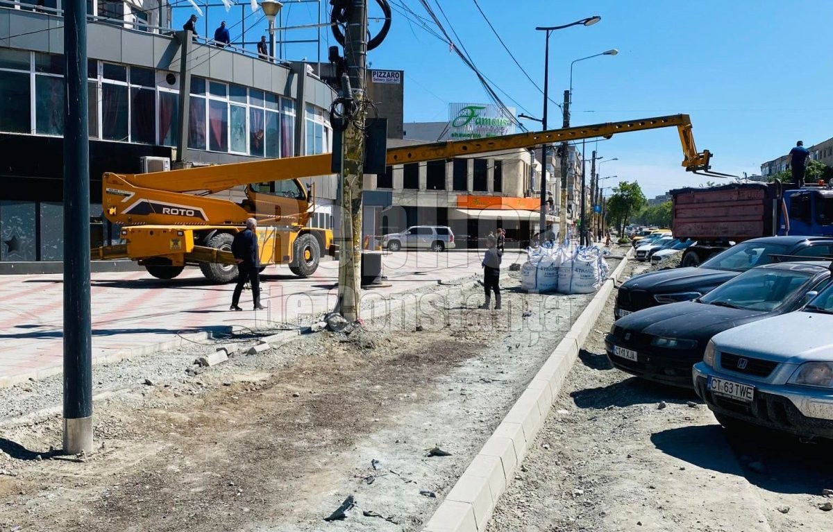 Dupa ce s-a reabilitat trotuarul din fata complexului Dacia, au intrat altii ca sa-l strice. Video