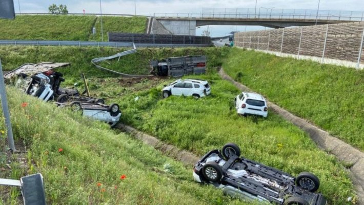 Un autotren care transporta mașini s-a răsturnat pe autostradă, în Arad