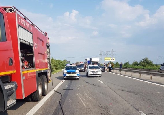 Un autobuz folosit de elevi și navetiști a luat foc în mers, pe un drum din Galați