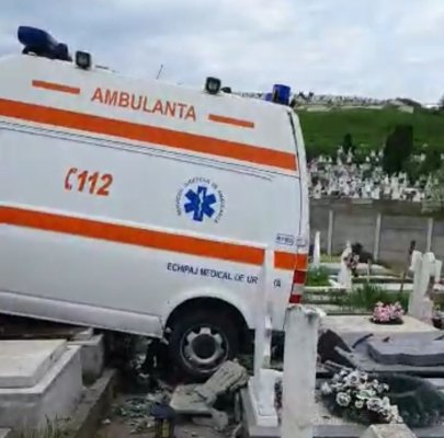 Șoferul unei ambulanțe a uitat să armeze frâna de mână și a ajuns în cimitir