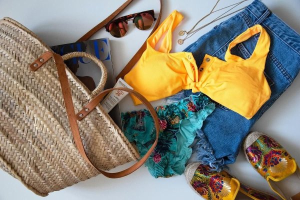 Echipați-vă pentru vară: accesorii de nelipsit în zilele însorite de plajă