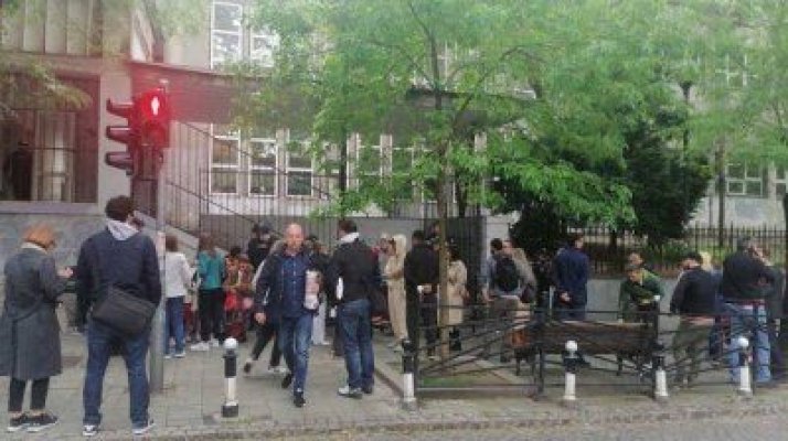 Tatăl elevului care a ucis opt copii și un gardian la o școală din Belgrad, reținut