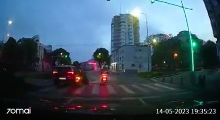 Motociclist lovit în plin de un șofer grăbit care a fugit de la locul accidentului, pe Mamaia. Video