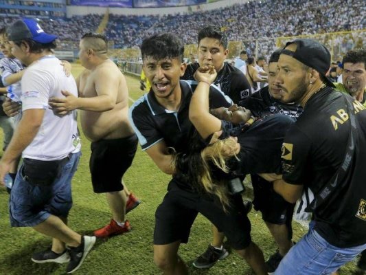 Busculadă pe un stadion din El Salvador: Cel puţin 12 oameni au murit călcați în picioare
