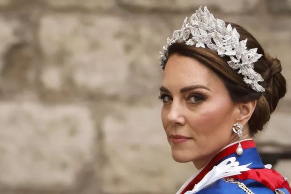 Accesoriile alese de Kate Middleton pentru a aduce un omagiu emoționant reginei Elisabeta și prințesei Diana