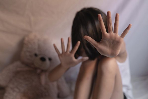 Cum recunoști un copil abuzat sexual. Semnele pe care toți părinții trebuie să le cunoască